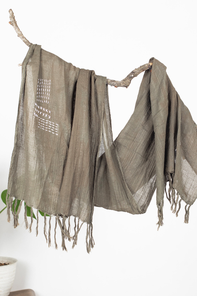 Baumwollschal „Olive Boro“ – Schal aus olivfarbener Baumwolle mit aufgenähten Boro-Details und Fransen