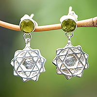 Pendientes colgantes de peridoto, 'Anahata Chakra' - Pendientes colgantes de símbolo de chakra del corazón de peridoto de plata esterlina