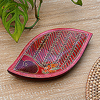 Plato decorativo de batik de madera, 'Hoja de Java' - Plato decorativo de madera en forma de hoja de batik pintado a mano