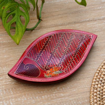 Holzbatik-Zierteller, 'Javanisches Blatt' - Handbemalter Batik-Blatt-Teller aus dekorativem Holz
