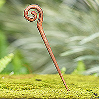 Pasador de pelo de madera, 'Style Spiral' - Pasador de pelo tradicional de madera de Suar en espiral tallado a mano de Bali