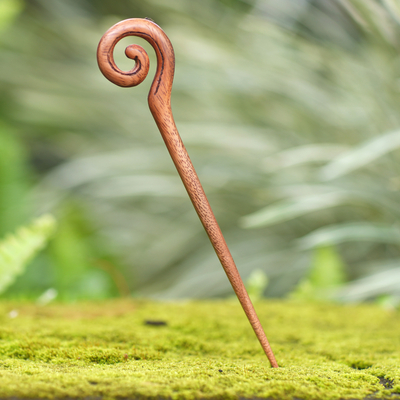 Pasador de pelo de madera - Pasador de pelo tradicional de madera de suar en espiral tallado a mano de Bali
