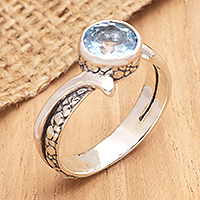 anillo de topacio azul con una sola piedra - Anillo de una sola piedra con topacio azul facetado de un quilate de Bali