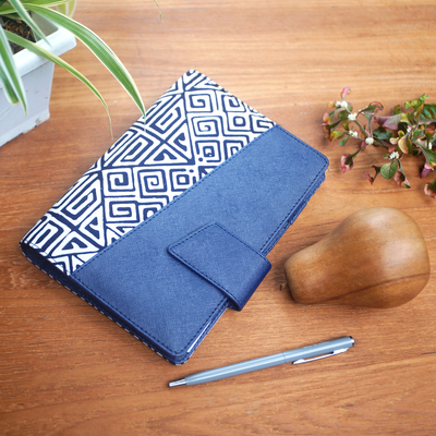 Planer aus gebatikter Baumwolle und Kunstleder, 'Midnight Majesty'. - Handgefertigter Batik-Kunstleder-Planer in Blau aus Java
