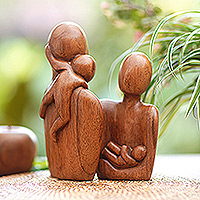 Escultura de madera, 'Familia próspera' - Escultura de madera de suar tallada a mano de una familia