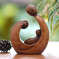 Escultura en madera, 'Jolly Union' - Escultura abstracta de madera de suar tallada a mano de una familia