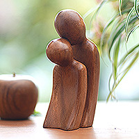 Escultura en madera, 'El afecto de un padre' - Escultura de madera de suar tallada a mano de padre e hijo