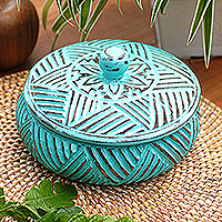 Caja decorativa de madera, 'Turquoise Secret' - Caja decorativa tradicional de madera de Albesia turquesa de Bali