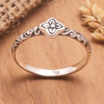 Sterling silver band ring, 'Single Clover' - Traditional Clover-Themed Sterling Silver Band Ring