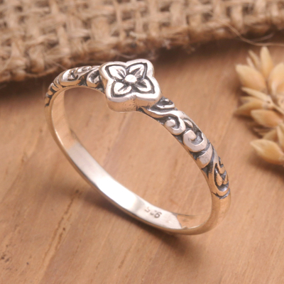 Sterling silver band ring, 'Single Clover' - Traditional Clover-Themed Sterling Silver Band Ring