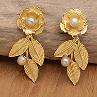Pendientes colgantes de perlas cultivadas bañadas en oro, 'Innocent Desire' - Pendientes colgantes con temática de rosas bañados en oro de 18 k y perlas