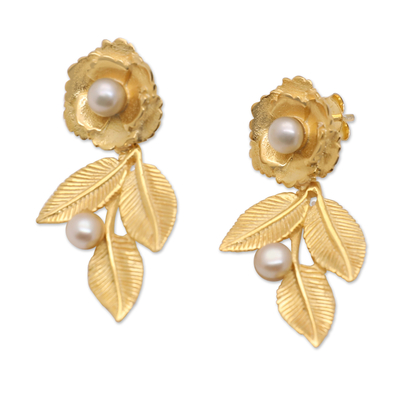 Pendientes colgantes de perlas cultivadas chapadas en oro - Aretes colgantes con temática de rosa chapados en oro de 18 k con perlas