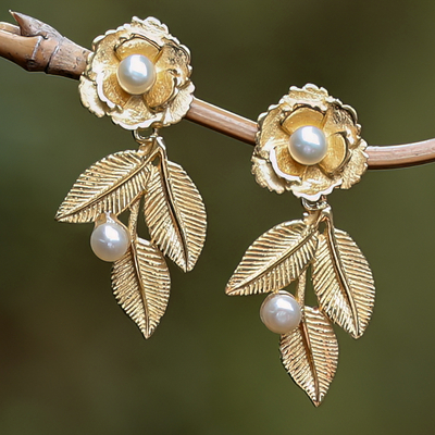 Ohrhänger aus vergoldeten Zuchtperlen - 18 Karat vergoldete Ohrhänger mit Rosenmotiv und Perlen