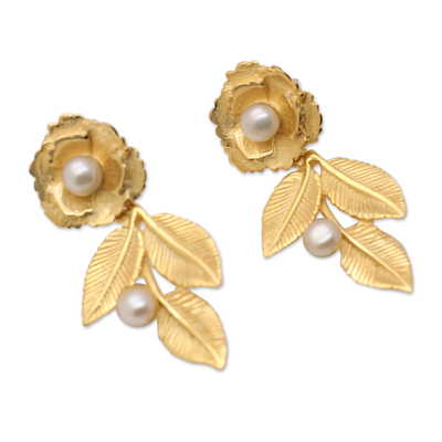 Pendientes colgantes de perlas cultivadas chapadas en oro - Aretes colgantes con temática de rosa chapados en oro de 18 k con perlas