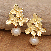 Pendientes colgantes de perlas cultivadas bañadas en oro, 'Pearly Luck' - Pendientes colgantes con temática de trébol bañados en oro de 18 k con perlas