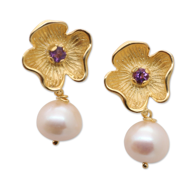 Pendientes colgantes de perlas cultivadas y amatistas bañados en oro - Aretes colgantes florales chapados en oro de 18 k con perlas y gemas