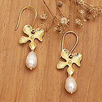 Pendientes colgantes de perlas cultivadas bañadas en oro, 'Refined Innocence' - Pendientes colgantes florales chapados en oro de 18 k con perlas cultivadas