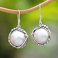 Pendientes colgantes de perlas mabe cultivadas, 'Libélula posada' - Pendientes colgantes de libélula plateada con perla mabe cultivada