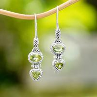 Pendientes colgantes de peridoto, 'Amor de mujer en verde' - Pendientes colgantes de plata de ley con piedra peridoto de Bali