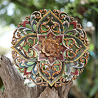 Holzreliefplatte, „Blooming Charm“ – handgeschnitzte und handbemalte balinesische Holzreliefplatte mit Blumenmuster