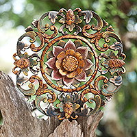 Holzreliefplatte, „Blühender Lotus“ – handgeschnitzte und handbemalte balinesische Reliefplatte aus Lotusholz