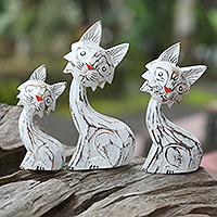 Estatuillas de madera, 'Narices felinas' (juego de 3) - Juego de 3 estatuillas de gato de madera de Albesia blanca y roja hechas a mano