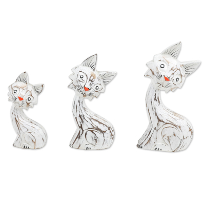Estatuillas de madera, (juego de 3) - Juego de 3 estatuillas de gato de madera de Albesia blanca y roja hechas a mano