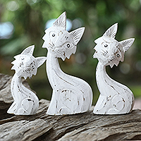 Estatuillas de madera, 'Miradas felinas' (juego de 3) - Juego de 3 estatuillas de gato de madera de Albesia blanca hechas a mano