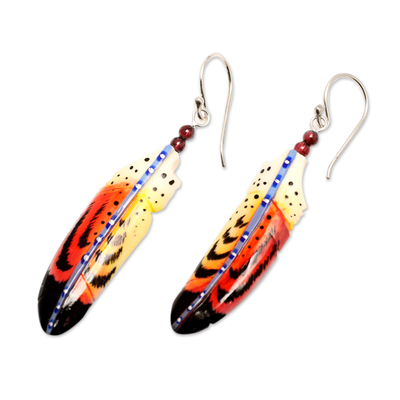 Ohrhänger aus Granatperlen - Handgefertigte rote Feder-Ohrringe mit Granatperlen
