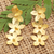 Vergoldete Ohrhänger - 18-karätig vergoldete Tropfenohrringe mit Blumenmotiv, hergestellt auf Bali