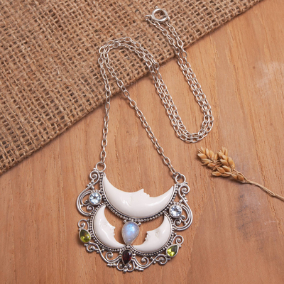 Halskette mit Anhängern aus mehreren Edelsteinen - Halskette mit Mond-Anhänger und mehreren Edelsteinen aus Bali