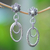 Ohrhänger aus Zuchtperlen - Florale Ohrhänger aus Sterlingsilber mit weißen Perlen