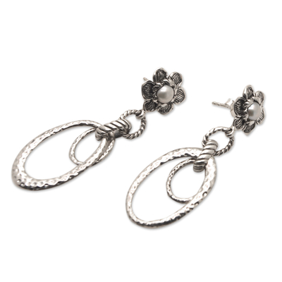 Ohrhänger aus Zuchtperlen - Florale Ohrhänger aus Sterlingsilber mit weißen Perlen