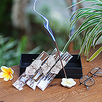 Set de regalo de aromaterapia en caja, 'Plumeria Sunrise' - Set de regalo de aromaterapia en caja con 18 varillas de incienso y soporte