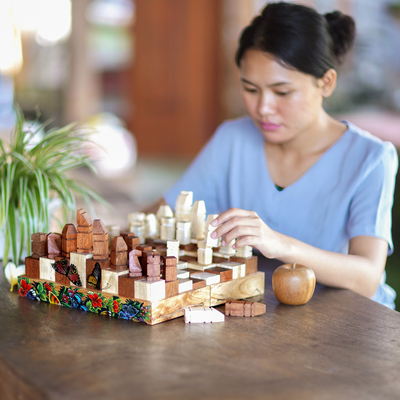Schachspiel aus Holz - Holzschachspiel mit Schmetterlings- und Blumenmotiv aus Bali
