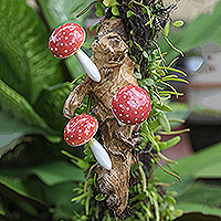 Holzwandkunst, „Familie der Pilze“ – Holzwandkunst mit handbemalten Pilzen, hergestellt in Bali