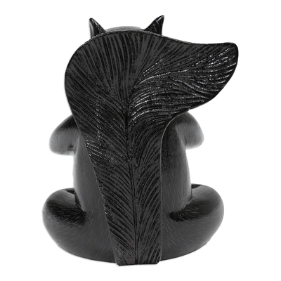 estatuilla de madera - Estatuilla de ardilla de madera de suar negro hecha a mano de Bali