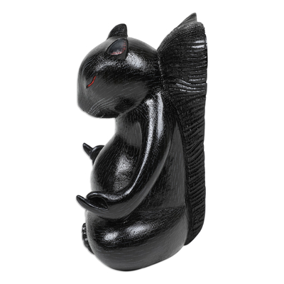estatuilla de madera - Estatuilla de ardilla de madera de suar negra tallada a mano de Bali