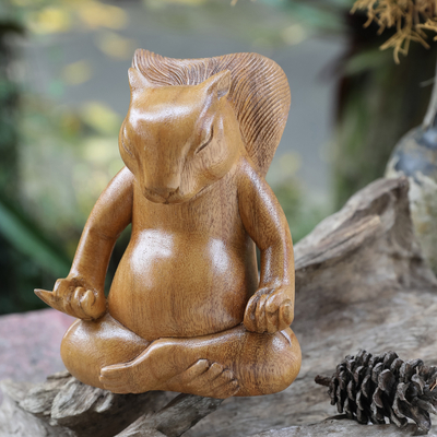 Holzstatuette - Handgeschnitzte Eichhörnchenstatuette aus poliertem Suar-Holz aus Bali
