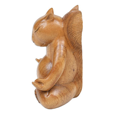 estatuilla de madera - Estatuilla de ardilla de madera de suar pulida tallada a mano de Bali