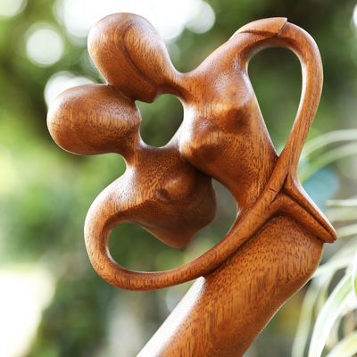 Holzskulptur - Handgeschnitzte Suar-Holzskulptur eines tanzenden Paares in der Liebe