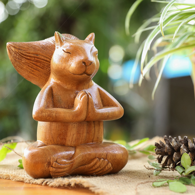 Holzskulptur - Handgeschnitzte Holzskulptur eines betenden Eichhörnchens aus Bali
