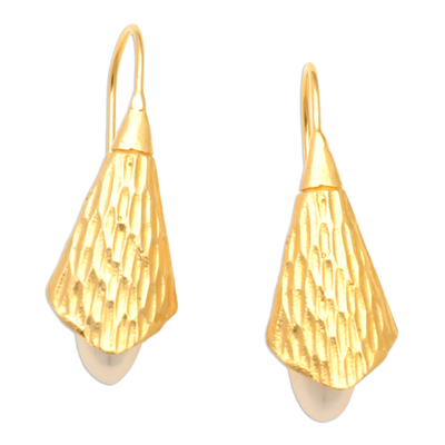 Pendientes colgantes de perlas cultivadas bañadas en oro - Aretes colgantes blancos chapados en oro de 18 k con perlas cultivadas