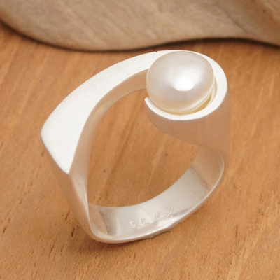 Ring aus Zuchtperle mit einem Stein - Vom Ozean inspirierter Ring aus mattem Sterlingsilber mit weißer Perle