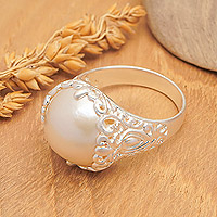 Anillo de cóctel con cúpula de perlas cultivadas, 'Ocean Fairy Tale' - Anillo de cóctel tradicional con cúpula de plata de ley con perla