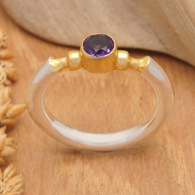 Ring mit einem einzelnen Amethyststein und Goldakzent - 18-karätiger Gold-Akzent-Einzelsteinring mit rundem Amethyst
