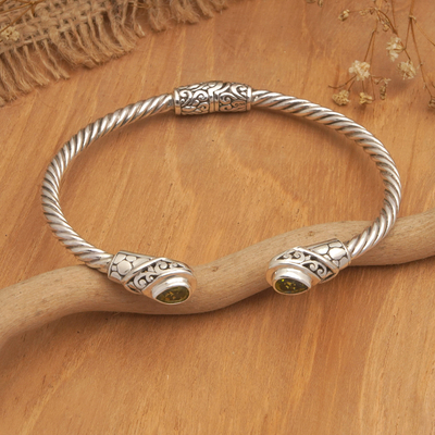 Peridot-Manschettenarmband - Balinesisches Manschettenarmband aus Sterlingsilber mit Peridot-Edelsteinen