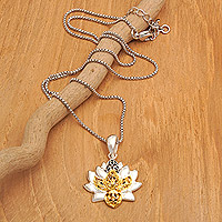 Collar colgante de plata de ley con detalles en oro, 'Sarasvati Lotus' - Collar colgante con temática de loto con detalles en oro de 18k de Bali