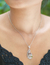 Halskette mit Peridot-Anhänger und Goldakzenten - Halskette mit Libellen-Anhänger und Peridot aus 18-karätigem Gold mit Akzent