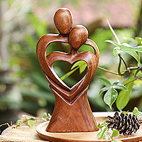 Escultura de madera, 'Morning Hugging' - Escultura de madera de suar en forma de corazón tallada a mano de Bali